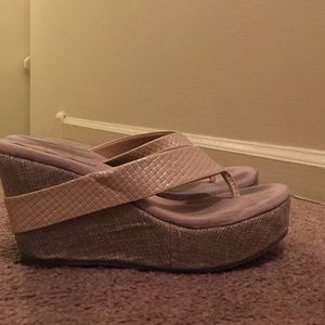 Volatile flip flop wedge